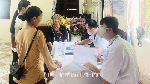 Các y, bác sĩ tận tình khám bệnh trong Chiến dịch 90 ngày đêm khám sức khỏe định kỳ hoặc khám sàng lọc miễn phí cho người dân trên địa bàn tỉnh.