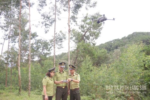 Lãnh đạo và cán bộ Hạt Kiểm lâm khu vực Lộc Bình sử dụng flycam trong công tác quản lý, bảo vệ rừng