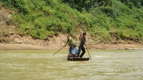 Muốn vào trong xóm Song Phụ người dân phải đi những chiếc bè rộng khoảng 80cm, dài gần 7m