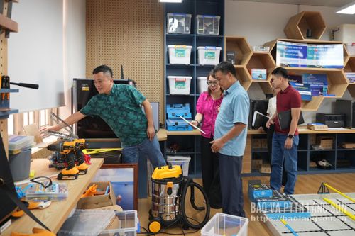 Đoàn công tác khảo sát phòng học STEM tại Trường THCS Vĩnh Trại