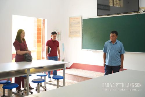 Đoàn công tác khảo sát cơ sở vật chất phòng chức năng tại Trường THCS Đông Kinh