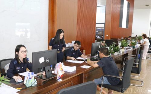Hải quan tiếp nhận và xử lý tờ khai xuất nhập khẩu, tạo thuận lợi cho hoạt động của doanh nghiệp.