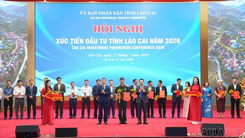 Đại diện Viettel Post nhận quyết định chấp thuận chủ trương đầu tư đồng thời chấp thuận nhà đầu tư dự án xây dựng Cửa khẩu thông minh tại lối thông quan cầu đường bộ Kim Thành, thuộc Cửa khẩu quốc tế Lào Cai.
