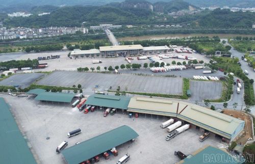 Hoạt động xuất - nhập khẩu hàng hóa tại Cửa khẩu quốc tế đường bộ số II Kim Thành diễn ra nhộn nhịp, góp phần thúc đẩy giao thương Việt Nam - Trung Quốc.