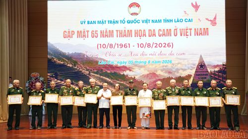 Thừa ủy quyền của Chủ tịch UBND tỉnh, đồng chí Giám đốc Sở Nội vụ tỉnh Lào Cai trao bằng khen của Chủ tịch UBND tỉnh cho các tập thể, cá nhân.