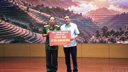  Các cơ quan, đơn vị, doanh nghiệp trao biển tượng trưng hỗ trợ tiền tại chương trình. 