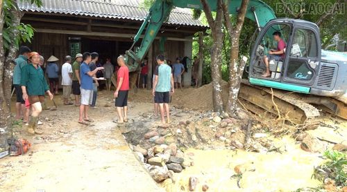 Xã Xuân Hòa huy động máy xúc dọn đất đá sạt lở vào nhà dân.