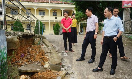 Đoàn kiểm tra cơ sở vật chất, vệ sinh trường học và công tác chuẩn bị năm học mới.
