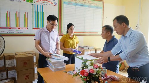 Đoàn công tác kiểm tra cơ sở vật chất, công tác hậu cần, điều kiện sinh hoạt tại bếp ăn, phòng ngủ và việc chuẩn bị sách giáo khoa, các điều kiện phục vụ học sinh trong năm học mới.