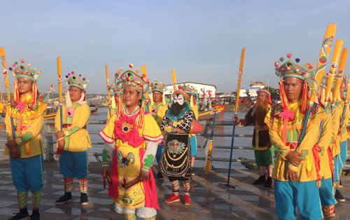 Các thành viên trong đội chèo bả trạo tại Lễ hội Cầu ngư các vạn chài phường Phan Thiết.