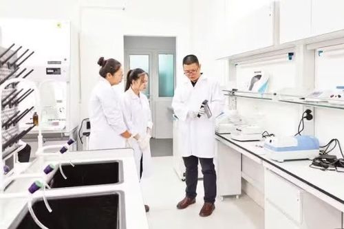 Trao đổi trong hoạt động nghiên cứu, thực hành của cán bộ, sinh viên Đại học Quốc gia Hà Nội. (Ảnh: DIỆP NGỌC)