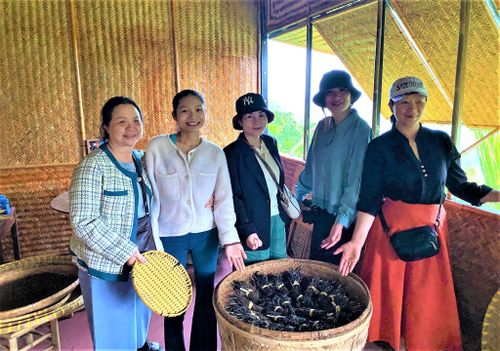 Cô giáo Nguyễn Thị Kim Dung cùng đồng nghiệp nghe giới thiệu về cách làm trà thủ công tại một xưởng trà thủ công ở Bảo Lộc