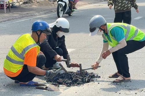 Dặm vá ổ gà trên đường Thống Nhất, phường La Gi.