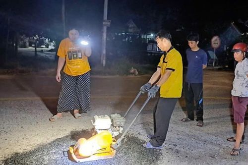Không quản ngại, dặm vá vào đường ban đêm.