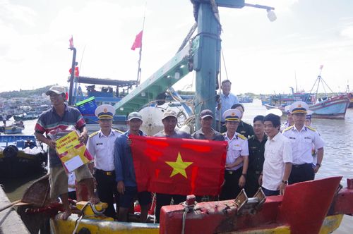 Lữ đoàn 681 tặng cờ Tổ quốc cho ngư dân trong chương trình “Hải quân làm điểm tựa cho ngư dân vươn khơi bám biển”