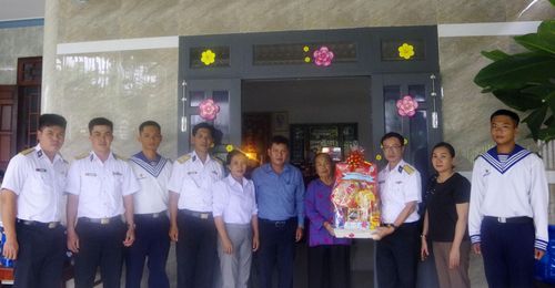 Lữ đoàn 681 thăm, tặng quà cho gia đình chính sách ở phường Tiến Thành