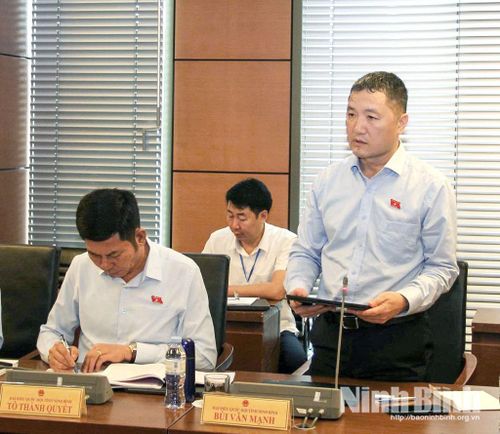 Đại biểu Bùi Văn Mạnh, Tỉnh ủy viên, Giám đốc Sở Du lịch tỉnh Ninh Bình (Đoàn ĐBQH tỉnh Ninh Bình) tham luận tại Tổ.