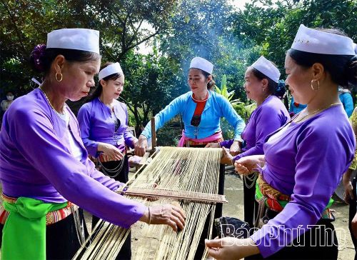 Sợi tơ được dàn đều, mượt mà rồi xe lại để tăng độ bền chắc.