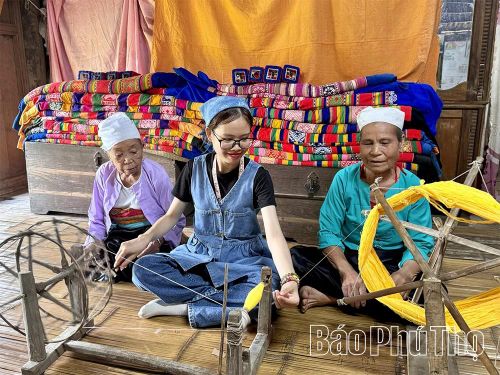 Trải nghiệm quay sợi thủ công mang đến cho du khách cảm giác thư giãn và kết nối không gian nghề dệt vải truyền thống của người Mường.
