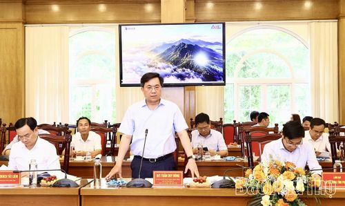 Chủ tịch UBND tỉnh Trần Duy Đông phát biểu tại hội nghị.