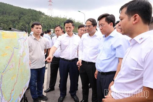 Lãnh đạo tỉnh Phú Thọ và tỉnh Thái Nguyên khảo sát thực địa khu vực dự kiến triển khai dự án thuộc địa bàn xã Tam Đảo.