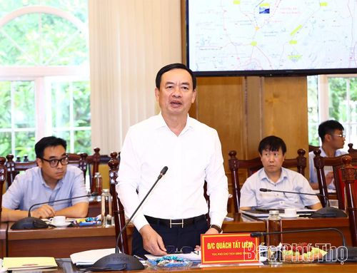 Phó Chủ tịch UBND tỉnh Quách Tất Liêm phát biểu tại hội nghị.