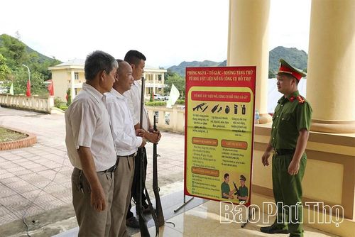 Công an phường Kỳ Sơn vận động, thu hồi 3 khẩu súng tự chế nhân Ngày hội Toàn dân bảo vệ ANTQ.