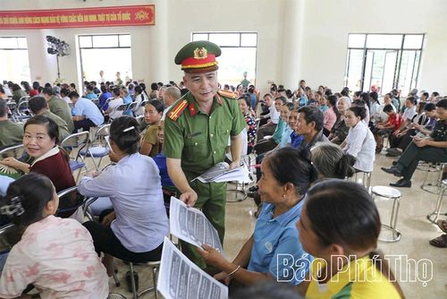 Lực lượng Công an phường đã tổ chức tuyên truyền pháp luật về phòng chống tội phạm, hướng dẫn cài đặt, kích hoạt tài khoản định danh điện tử... cho người dân.