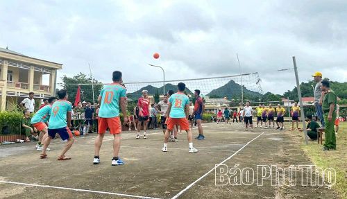 Hoạt động giao lưu thể thao giữa CBCS Công an phường với Nhân dân đã thu hút đông đảo cán bộ, Nhân dân tham gia.
