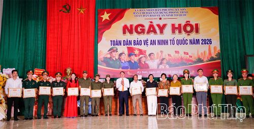 Lãnh đạo UBND phường Kỳ Sơn trao Giấy khen cho 19 cá nhân có thành tích trong phong trào Toàn dân bảo vệ ANTQ.