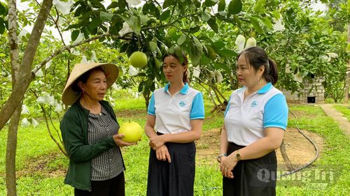 Cán bộ phụ nữ thăm hỏi, động viên hội viên phát triển kinh tế - Ảnh: H.N