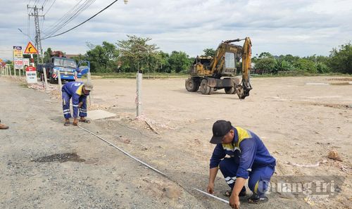 Lực lượng chức năng tiến hành lắp đặt hệ thống hộ lan kiên cố trên đoạn từ Km10+980 đến Km11+036 Quốc lộ 9, đoạn qua xã Hiếu Giang để xóa bỏ điểm đấu nối trái phép - Ảnh: L.T
