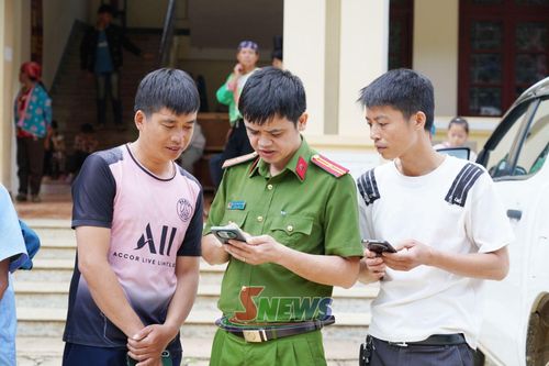 Cán bộ Công an xã Co Mạ hướng dẫn nhân dân xã Co Mạ sử dụng ứng dựng VNeID.