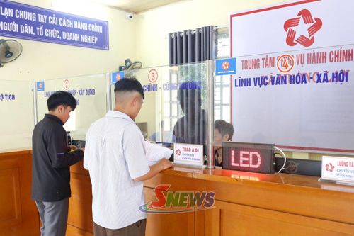Trung tâm Phục vụ hành chính công xã Mường Lạn giải quyết thủ tục hành chính cho nhân dân.