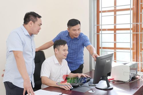 Công chức Ban Xây dựng Đảng xã Pắc Ngà ứng dụng công nghệ thông tin vào xử lý công việc.