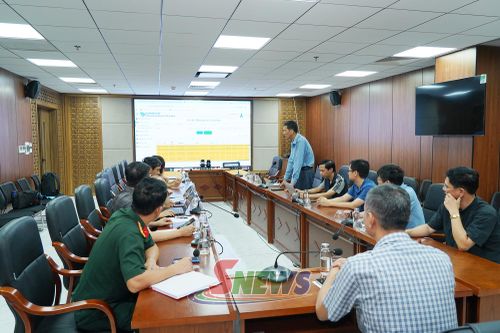 Các đại biểu theo dõi diễn biến lượng mưa trong đêm 4 và rạng sáng 5/8.