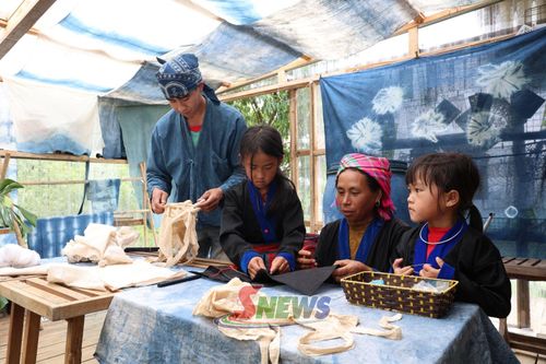 Xưởng chàm Ta Sua’s Stories tạo việc làm cho lao động địa phương.
