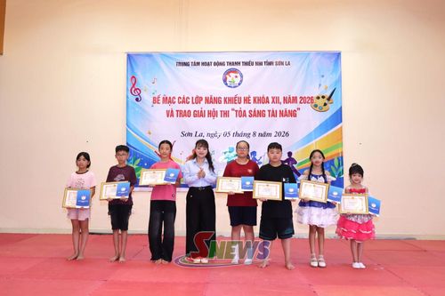 Trao giấy khen cho các cá nhân có thành tích.