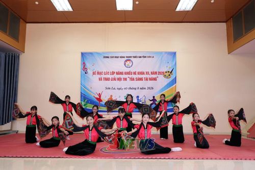 Học sinh lớp múa biểu diễn tại chương trình.