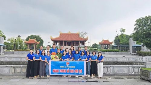 Các đoàn viên của xã Phú Lương tham quan Khu di tích lịch sử Quốc gia 60 liệt sĩ thanh niên xung phong Đại đội 915, Đội 91 Bắc Thái.