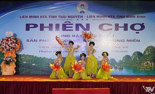 Tiết mục văn nghệ chào mừng tại Lễ khai mạc Phiên chợ.