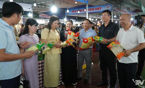 Các đơn vị giao lưu, tìm hiểu sản phẩm tại Phiên chợ.