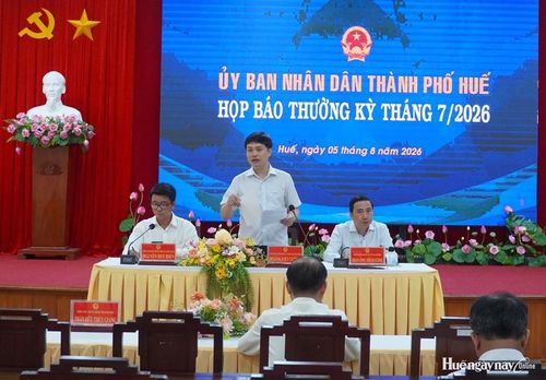 Chánh Văn phòng UBND thành phố Hoàng Việt Cường trả lời những câu hỏi do phóng viên các cơ quan báo chí đặt ra