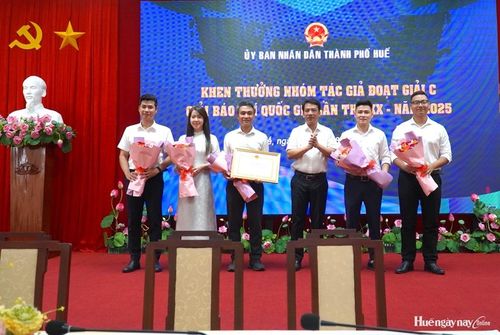 Lãnh đạo thành phố tặng Bằng khen của Chủ tịch UBND thành phố cho nhóm tác giả đoạt giải C Giải Báo chí Quốc gia lần thứ XX - năm 2025.