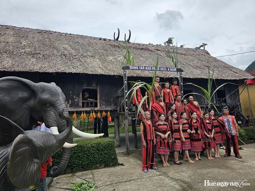 Nhà Moong truyền thống tại thôn A Năm thuộc xã A Lưới 1 được phục dựng bằng các vật liệu truyền thống như gỗ, tre, mây và lá vào năm 2013.