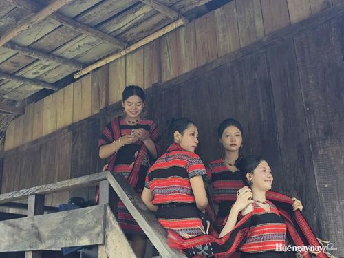 Các thiếu nữ Pa Cô trên lối dẫn lên của ngôi nhà Moong.