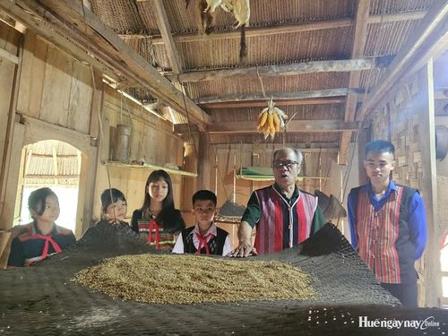 Không gian bên trong ngôi nhà Moong truyền thống của người Pa Cô.