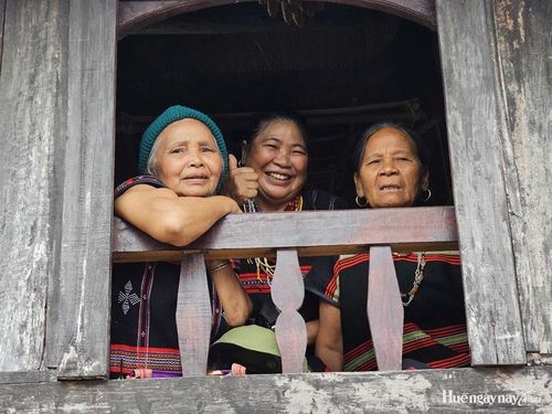 Những người phụ nữ Pa Cô bên ngôi nhà Moong.