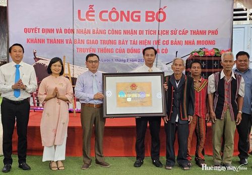 Lãnh đạo Sở Văn hóa và Thể thao TP. Huế trao bằng xếp hạng Di tích lịch sử cấp thành phố đối với nhà Moong truyền thống của người Pa Cô.
