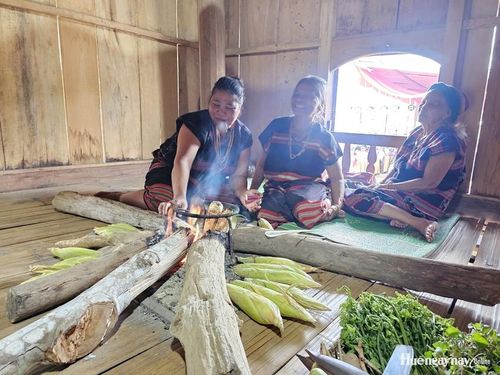 Gian bếp lửa trong ngôi nhà Moong.